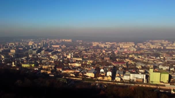 Luftaufnahme Einer Drohne Die Über Die Stadt Fliegt — Stockvideo