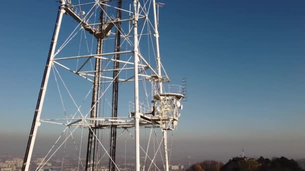 テレビ塔付近を飛行するドローンの空中写真 — ストック動画
