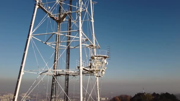 Letecký Pohled Dron Letící Poblíž Televizní Věže — Stock video