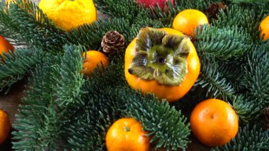 Mandarinler, limonlar, hurmalar, portakallar eski ahşap bir tahtanın üzerinde..
