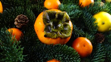 Mandarinler, limonlar, hurmalar, portakallar eski ahşap bir tahtanın üzerinde..