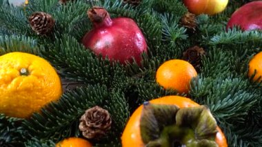 Mandarinler, limonlar, hurmalar, portakallar eski ahşap bir tahtanın üzerinde..