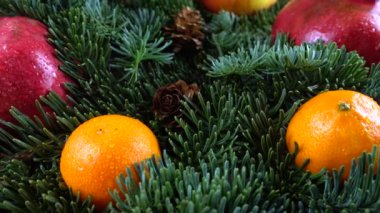 Mandarinler, limonlar, hurmalar, portakallar eski ahşap bir tahtanın üzerinde..