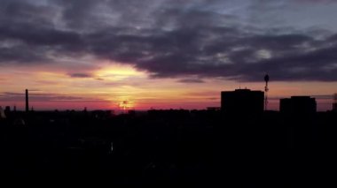 Şehrin üzerinde gün batımı.