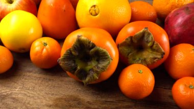 Mandalina, limon, hurma, portakal, elma ve nar eski ahşap bir tahtanın üzerinde..