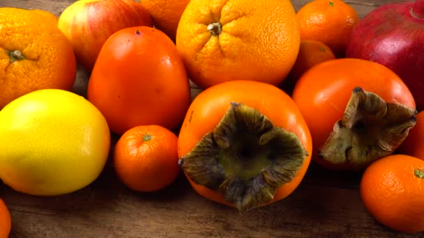 Tangerines Citrons Kaki Oranges Pommes Grenades Sur Une Vieille Planche — Video