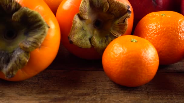 Μανταρίνια Λεμόνια Λωρίδες Πορτοκάλια Μήλα Και Ρόδια Ένα Παλιό Ξύλινο — Αρχείο Βίντεο