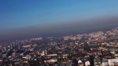 Şehrin üzerinde uçan bir İHA 'nın hava görüntüsü.