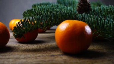 Abies nobilis şubesi eski bir ahşap şarap ve mandalinanın üzerinde..