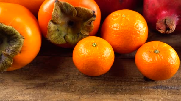 Mandarinen Zitronen Kaki Orangen Äpfel Und Granatäpfel Auf Einem Alten — Stockvideo