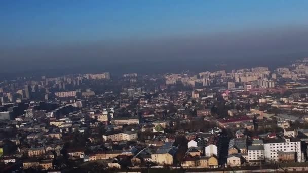 都市上空を飛行する無人機の空中ビュー — ストック動画