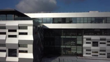 Modern mimarinin elementleri. Binaya ateş ediyorlar..