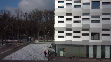 Modern mimarinin elementleri. Binaya ateş ediyorlar..