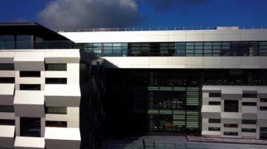 Modern mimarinin elementleri. Binaya ateş ediyorlar..