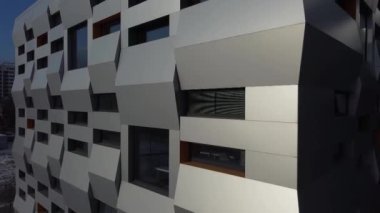 Modern mimarinin elementleri. Binaya ateş ediyorlar..