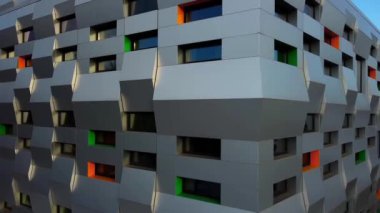 Modern mimarinin elementleri. Binaya ateş ediyorlar..