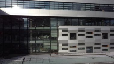 Modern mimarinin elementleri. Binaya ateş ediyorlar..