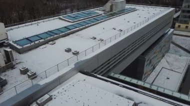 Modern mimarinin elementleri. Binaya ateş ediyorlar..