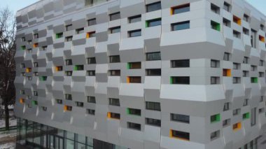 Modern mimarinin elementleri. Binaya ateş ediyorlar..