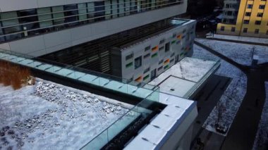 Modern mimarinin elementleri. Binaya ateş ediyorlar..