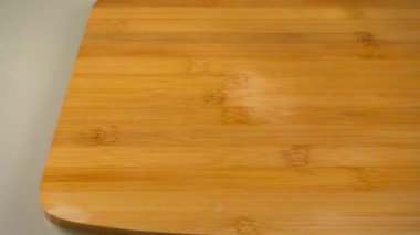 Tavuk bacağını turşuya hazırlıyorum. Bıçak eti keser..