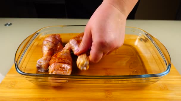 腌制的鸡腿放在一个玻璃杯烤盘里 — 图库视频影像