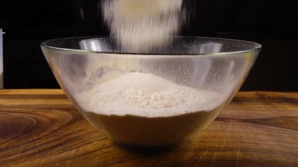 Sikta Mjöl Genom Ett Såll Till Glasskål Köket — Stockvideo