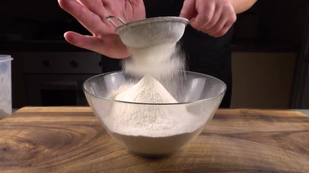Sikta Mjöl Genom Ett Såll Till Glasskål Köket — Stockvideo