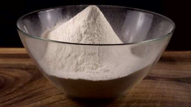 把面粉从筛子里筛入厨房的玻璃碗里 — 图库视频影像