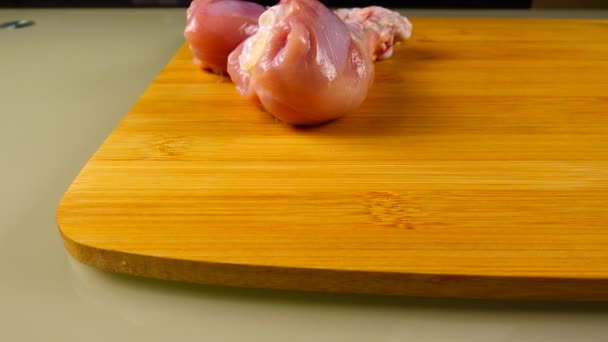 Les Cuisses Poulet Fraîches Sont Disposées Sur Une Planche Découper — Video