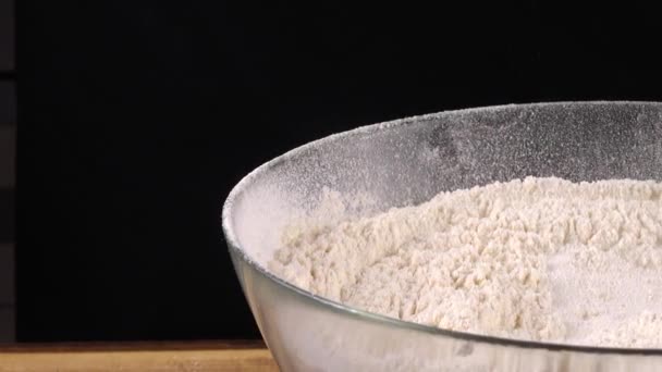 Zubereitung Einer Trockenen Mehlmischung Aus Mehl Backpulver Teigsalz Einer Glasschüssel — Stockvideo