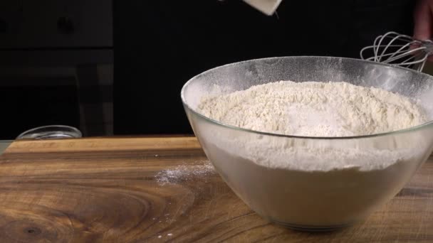 Preparação Uma Mistura Farinha Seca Farinha Fermento Massa Sal Uma — Vídeo de Stock