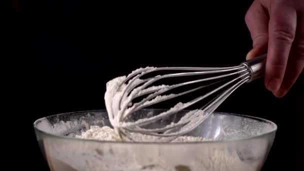 Die Mehlmischung Mit Einem Schneebesen Einer Glasschüssel Verrühren Zeitlupe — Stockvideo