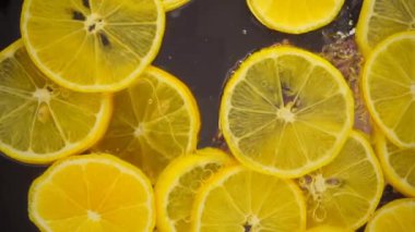 Cam bir tabakta limonata yaparken taze limon dilimleri. Alt görünüm.