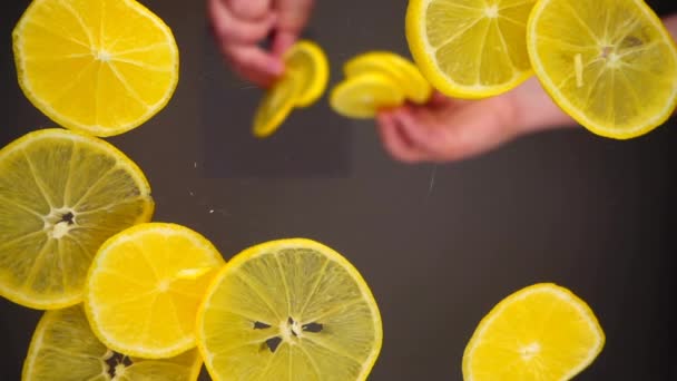 Los Trozos Los Limones Caen Sobre Superficie Transparente Vista Abajo — Vídeo de stock