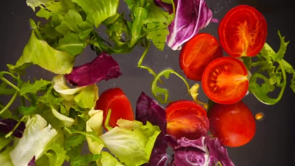 Salat Mit Frischen Tomaten Kräutern Und Olivenöl Einer Glasschüssel Kochen — Stockvideo