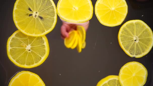 Partes Limões Caem Água Uma Superfície Transparente Vista Inferior — Vídeo de Stock