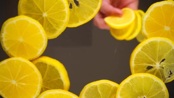 Los Trozos Los Limones Caen Sobre Superficie Transparente Vista Inferior — Vídeo de stock