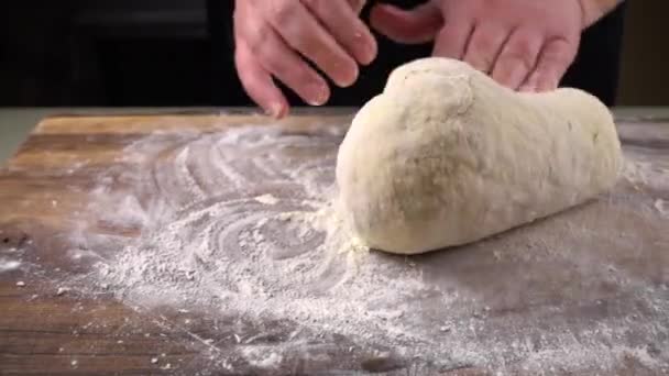 Amasar Masa Una Tabla Madera Con Las Manos — Vídeos de Stock