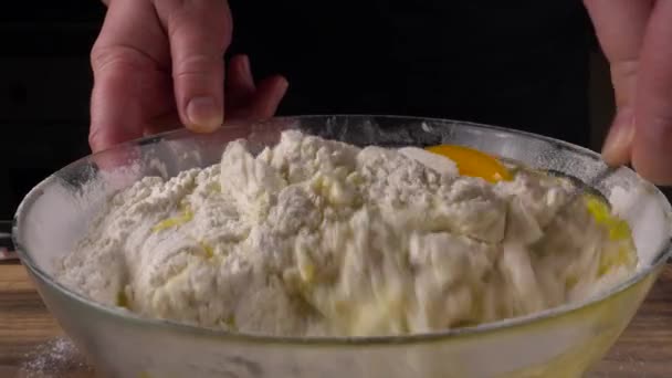 Teig Einer Schüssel Mit Mehl Eiern Joghurt Und Anderen Lebensmitteln — Stockvideo