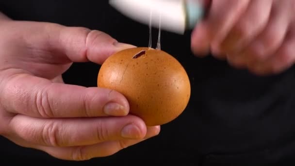 Aşçı Kırık Bir Çiğ Yumurtayı Ortaya Çıkardı — Stok video