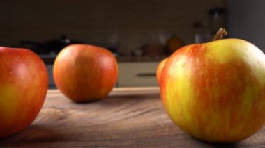 Mutfağın arka planında tahtadan yapılmış olgun elmalar..