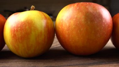 Mutfağın arka planında tahtadan yapılmış olgun elmalar..