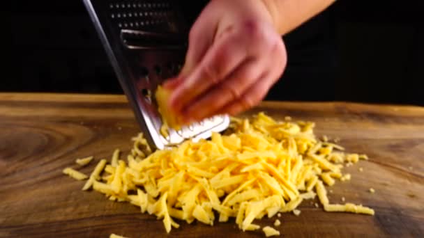 Şef Peynir Rendeleyerek Kesme Tahtasına Sürttü — Stok video