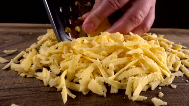 Chef Frotte Fromage Râpé Sur Une Planche Découper — Video