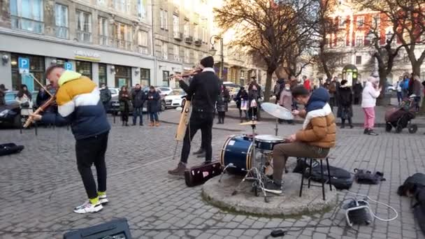 Lviv Ukraine Grudzień 2020 Nieznani Muzycy Uliczni Grają Klasycznych Instrumentach — Wideo stockowe