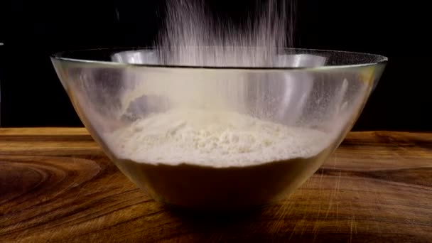 Przesiewanie Mąki Przez Sito Szklanej Miski Kuchni — Wideo stockowe