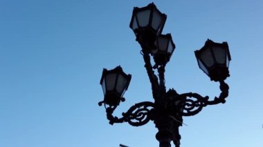 Gökyüzüne karşı sokak feneri. Mimari element.