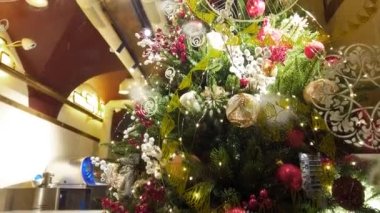 Kafenin camının arkasındaki pencerede Noel ladini var..