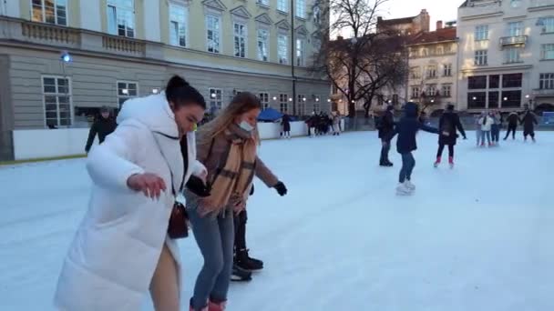 Lviv Ucraina Dicembre 2020 Sconosciuti Pattinano Sulla Piazza Della Città — Video Stock